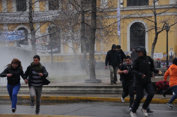 kids running from tear gas, santiago