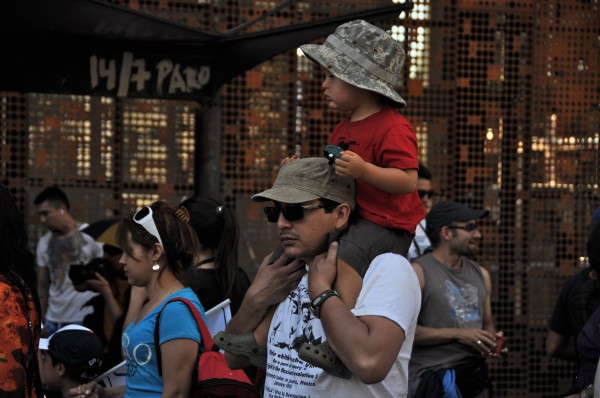 chile protest with kids 2