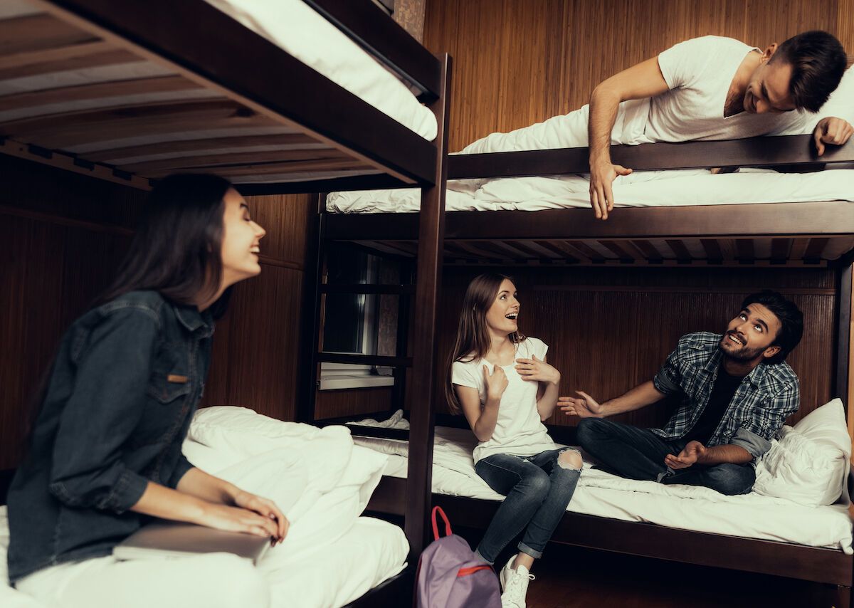 Студентки в хостеле трахаются и кончают на двухъярусной кровати