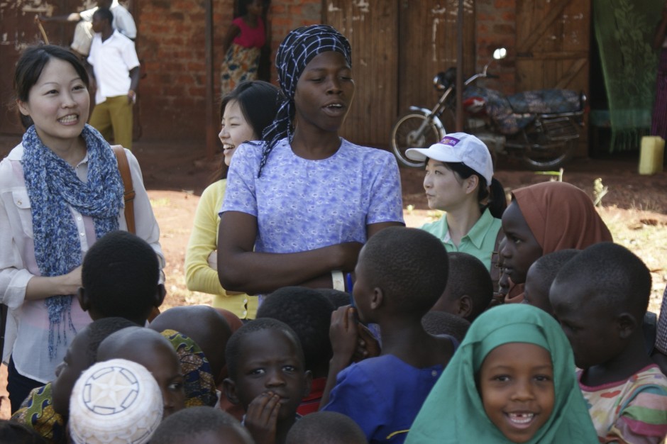 amazing pre-primary teacher at the muslim school who brought her class outside to practice their English