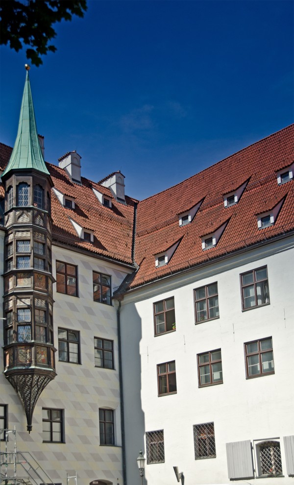 The peculiar name is the result of a legendary tale. According to the legend, the baby who would later become Emperor Ludwig IV was carried off by a monkey that belonged to the court. The monkey climbed to the top of the tower and stayed there for a long time before he was persuaded to come down, taking the baby with him unharmed.