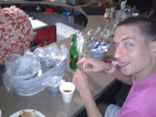 Limpiando el plato!