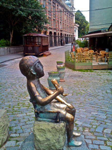Statue of a Georgian toasting with wine on Sioni Street.