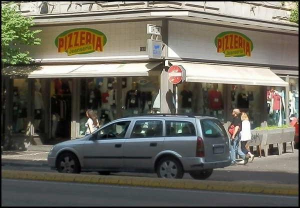 The clothing store 'Pizzeria Jeanseria’