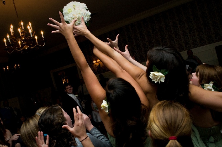 Bouquet toss, American matrimony tradition