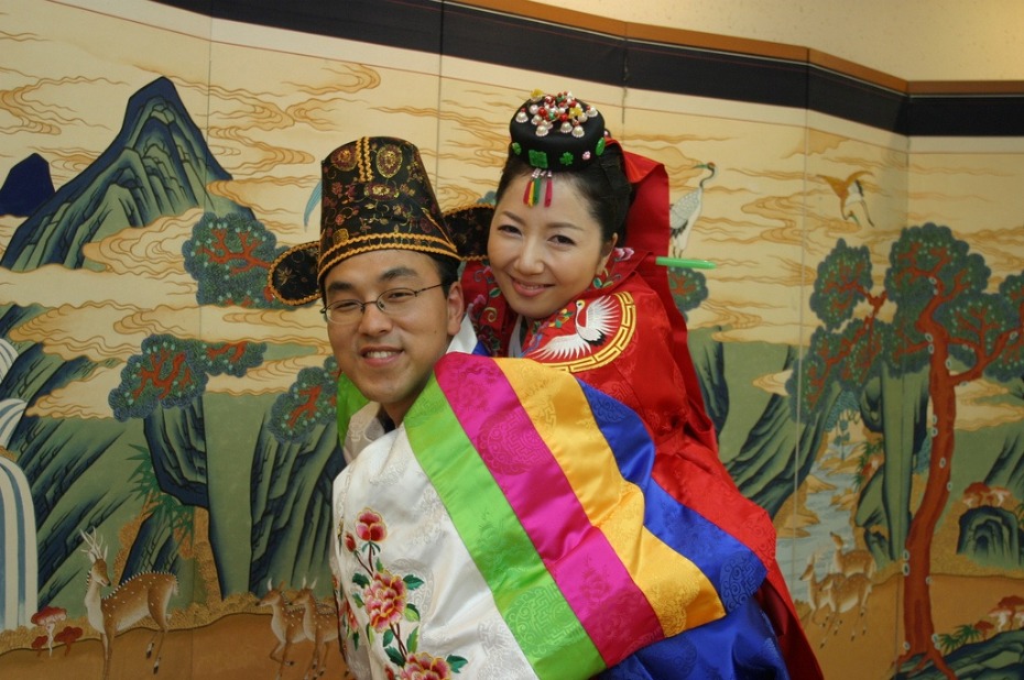 Korean bride as well as groom, Korean matrimony tradition