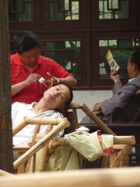 Ear cleaning in a Chengdu teahouse