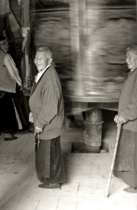 Praying women in Ganzi