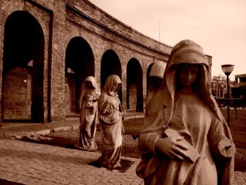 Sculptures in the Santiago cemetery