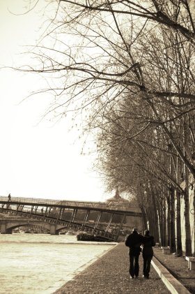 Couple strolls in Paris