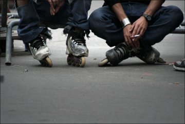 Smoking rollerbladers, Paris