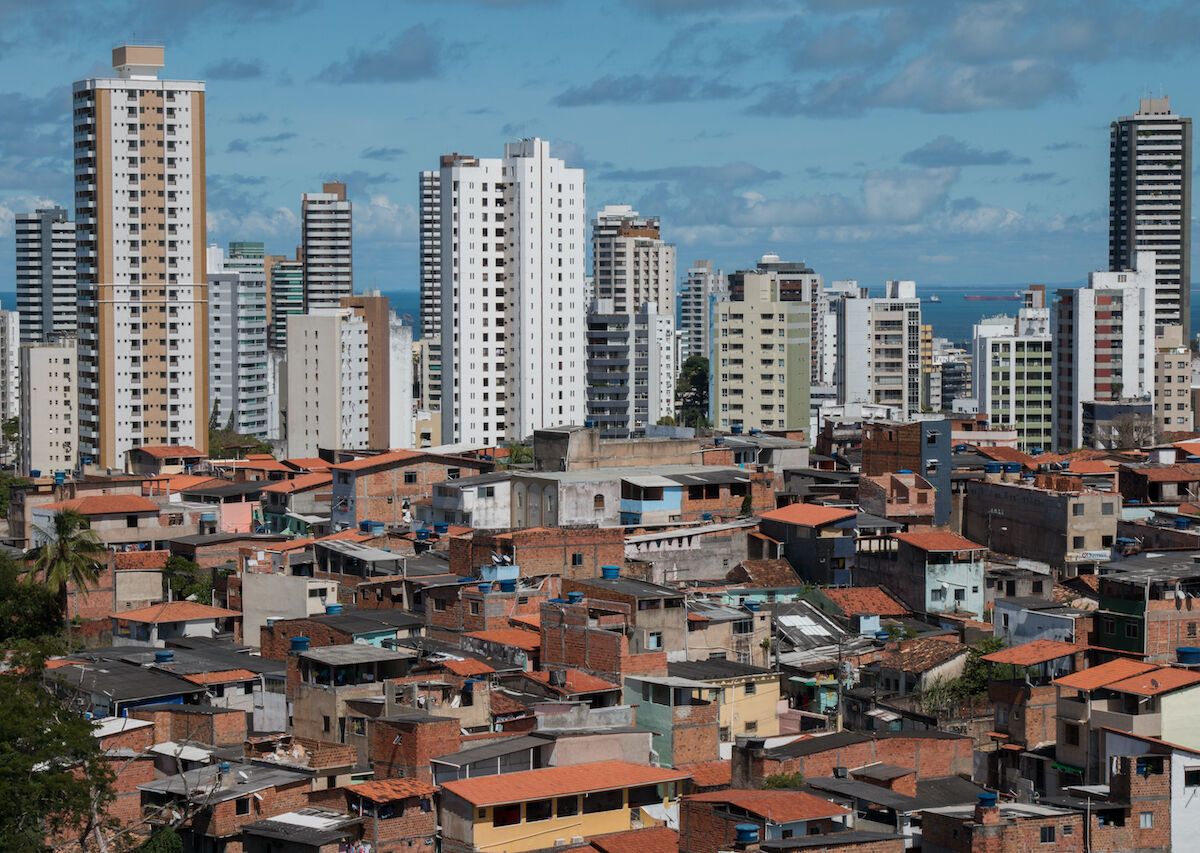 https://cdn1.matadornetwork.com/blogs/1/2011/01/Standard-of-living-favela-and-luxury-buildings-rich-and-poor-cityscape-1200x853.jpg