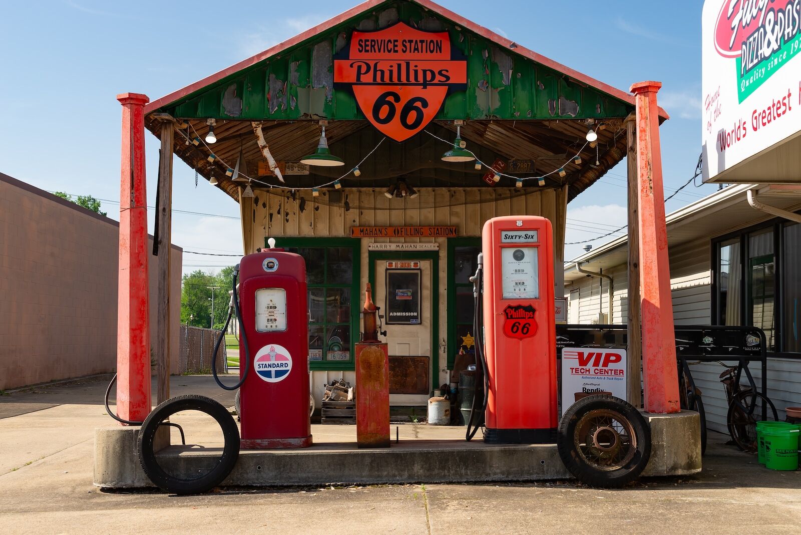 roadside attractions on route 66 -shays station