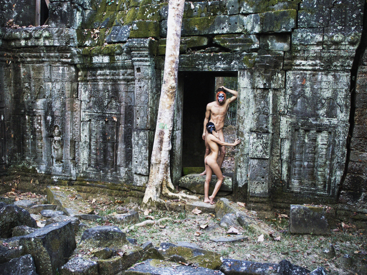Tourists won't stop getting naked at Cambodia's Angkor Wat