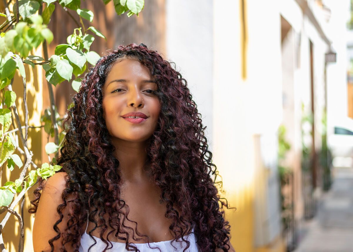 https://cdn1.matadornetwork.com/blogs/1/2017/08/Portrait-of-a-Colombian-woman-in-the-streets-of-Cartagena-Colombia-1200x855.jpg