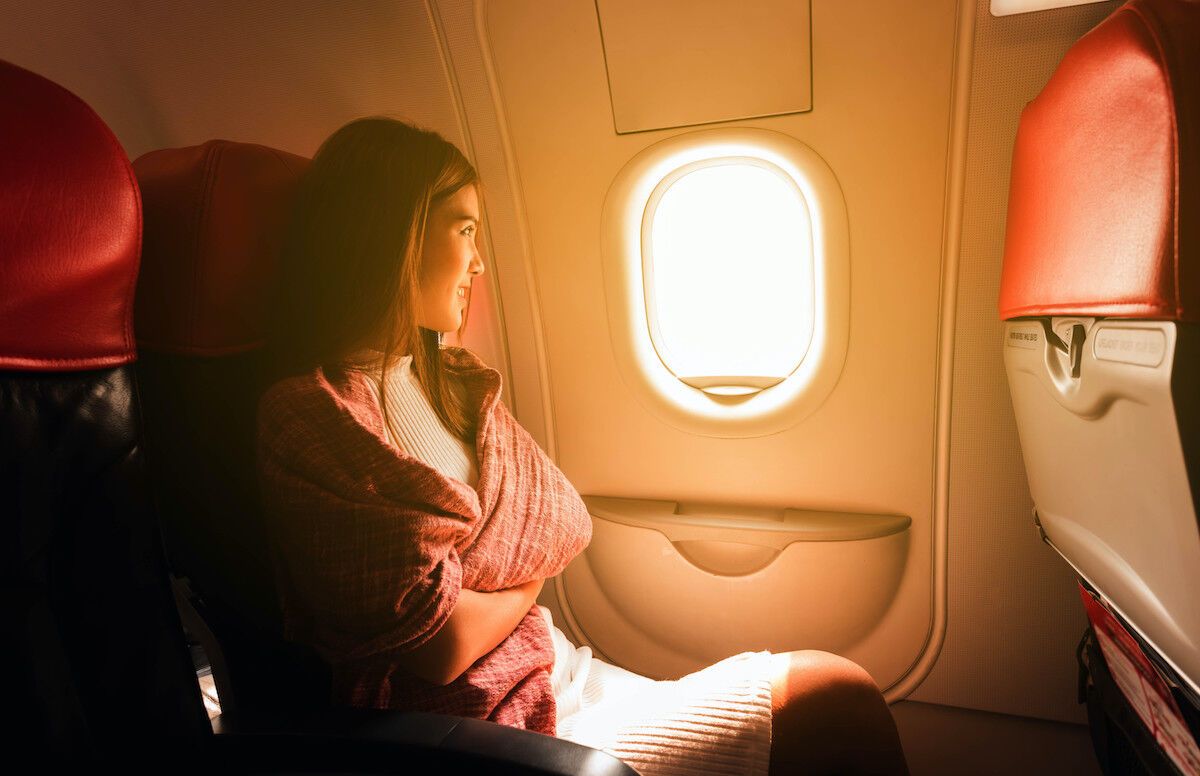 https://cdn1.matadornetwork.com/blogs/1/2018/03/Young-female-traveler-sitting-by-the-window-on-a-commercial-flight-plane-travel-1200x776.jpg