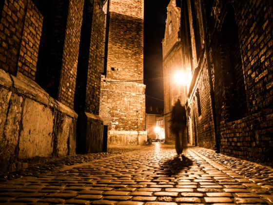 light-reflections-on-cobblestones-in-old