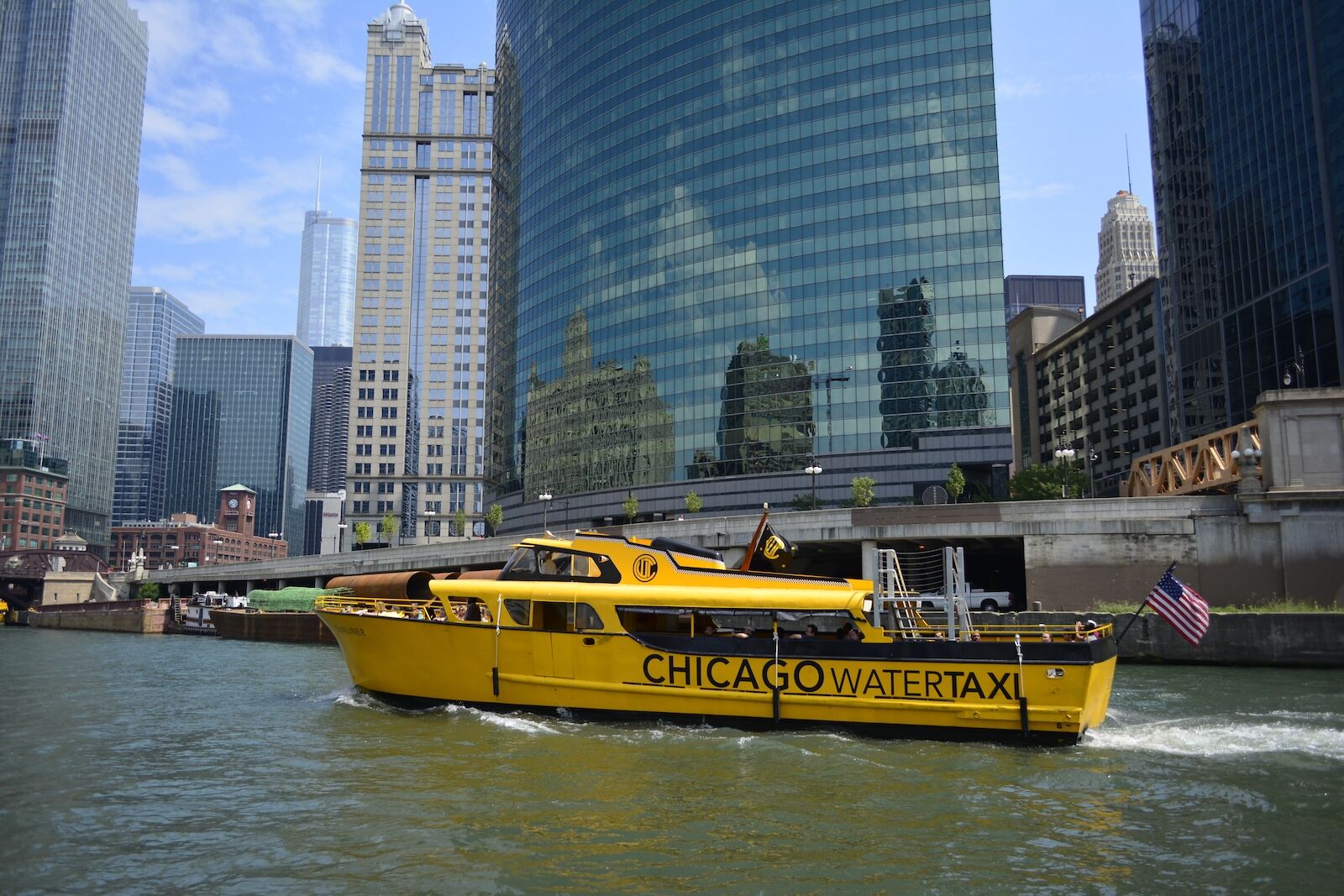 chicago water taxi on river