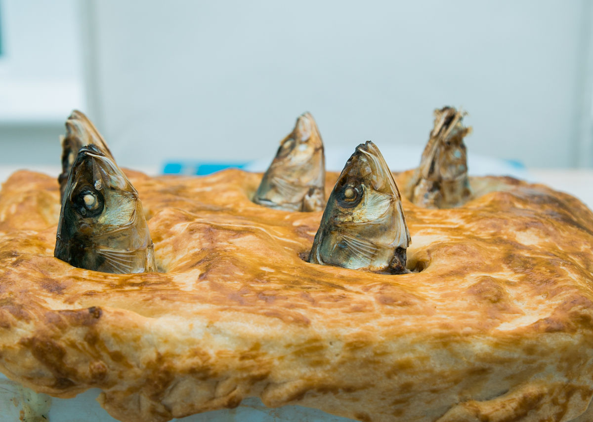 Traditional-Stargazy-pie-wtih-fish-heads-sticking-out-of-the-crust-from-Mousehole-Cornwall-England-1200x855.jpg