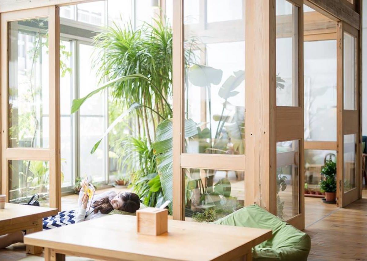 Отдых путешественников в общей зоне хостела