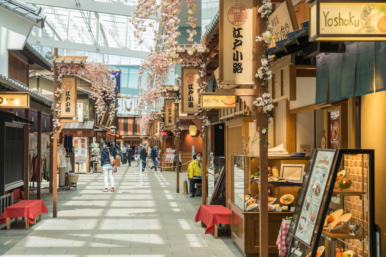 Where To Eat And Drink At Tokyo Haneda International Airport tokyo-monorail-monorail-guide-haneda-airport-terminal-2-station
