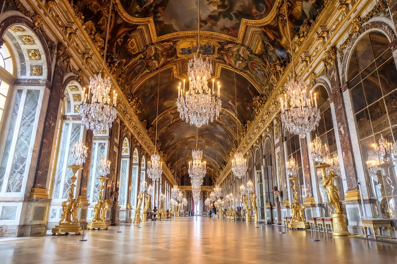 Hall of Mirrors in the palace of Versailles