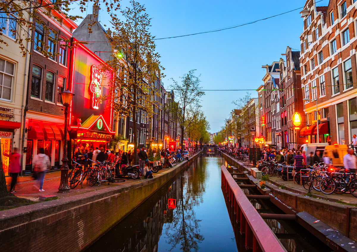Amsterdam bans tours of red-light district
