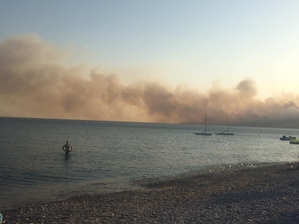 Greek Island Wildfire Leads to 1,000Person Beach Evacuation