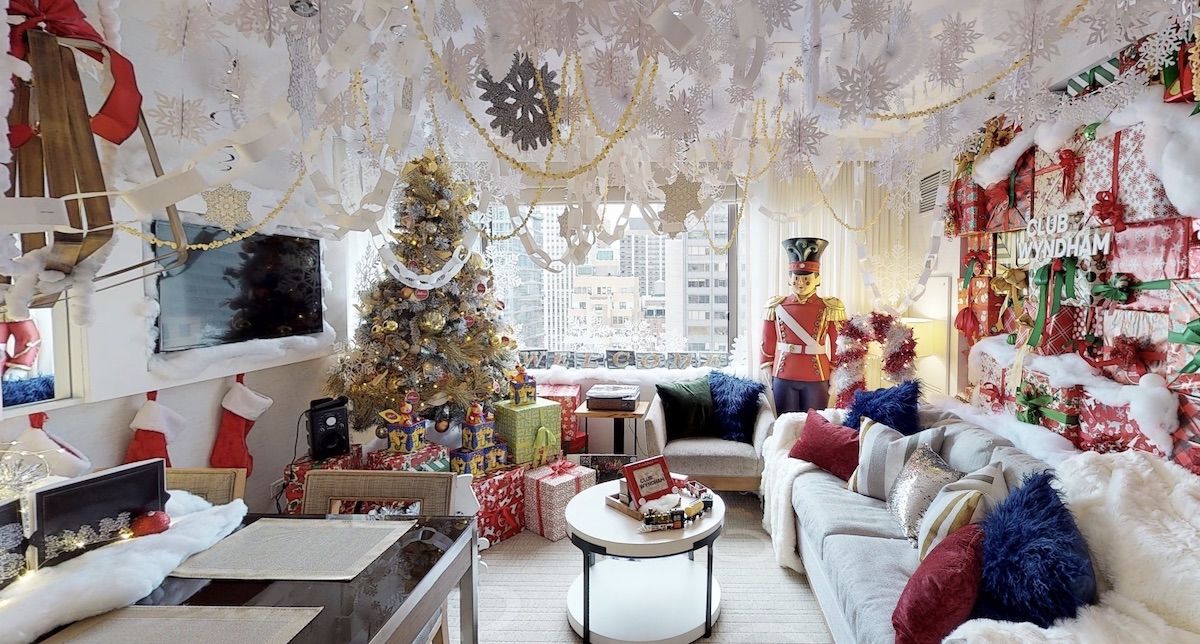 Elf\'-Themed Christmas Hotel Suite