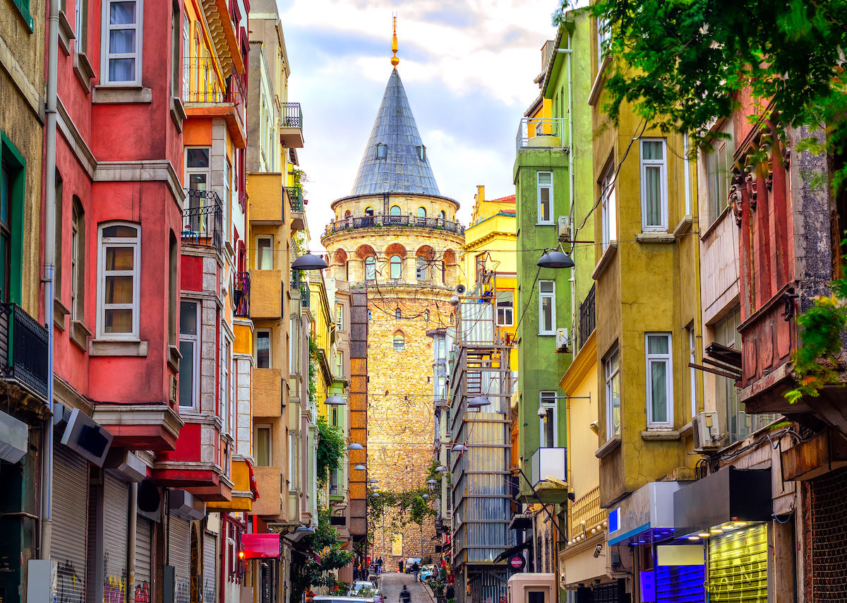 Türkiye - Page 32 Galata-Tower-and-the-street-in-the-Old-Town-of-Istanbul-Turkey-1200x854