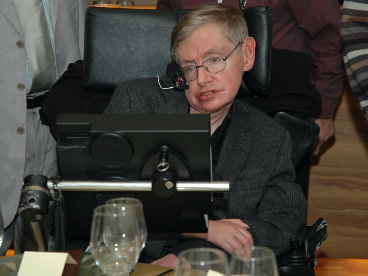 Stephen Hawking's Family Donates Ventilator