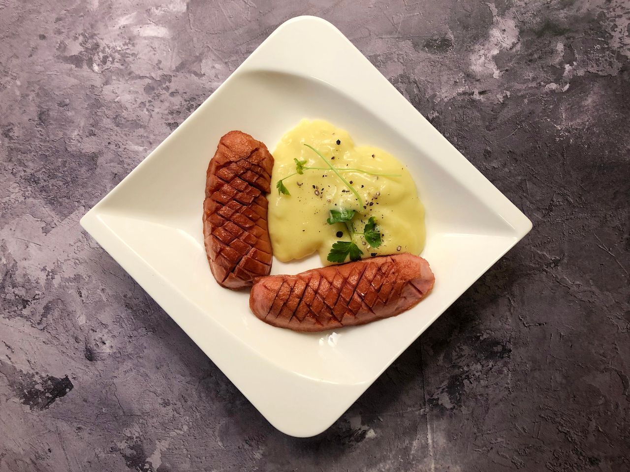 A plate of German sausages called Knackwurst