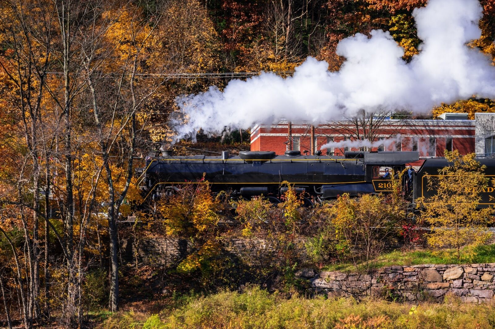 The train arrives at Lehigh Gorge Scenic Railway station