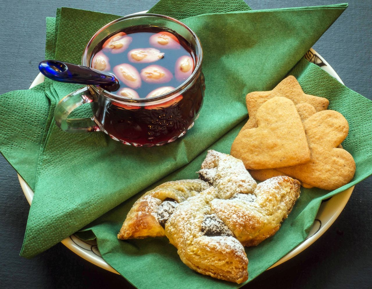 Finnish pastry and glogg