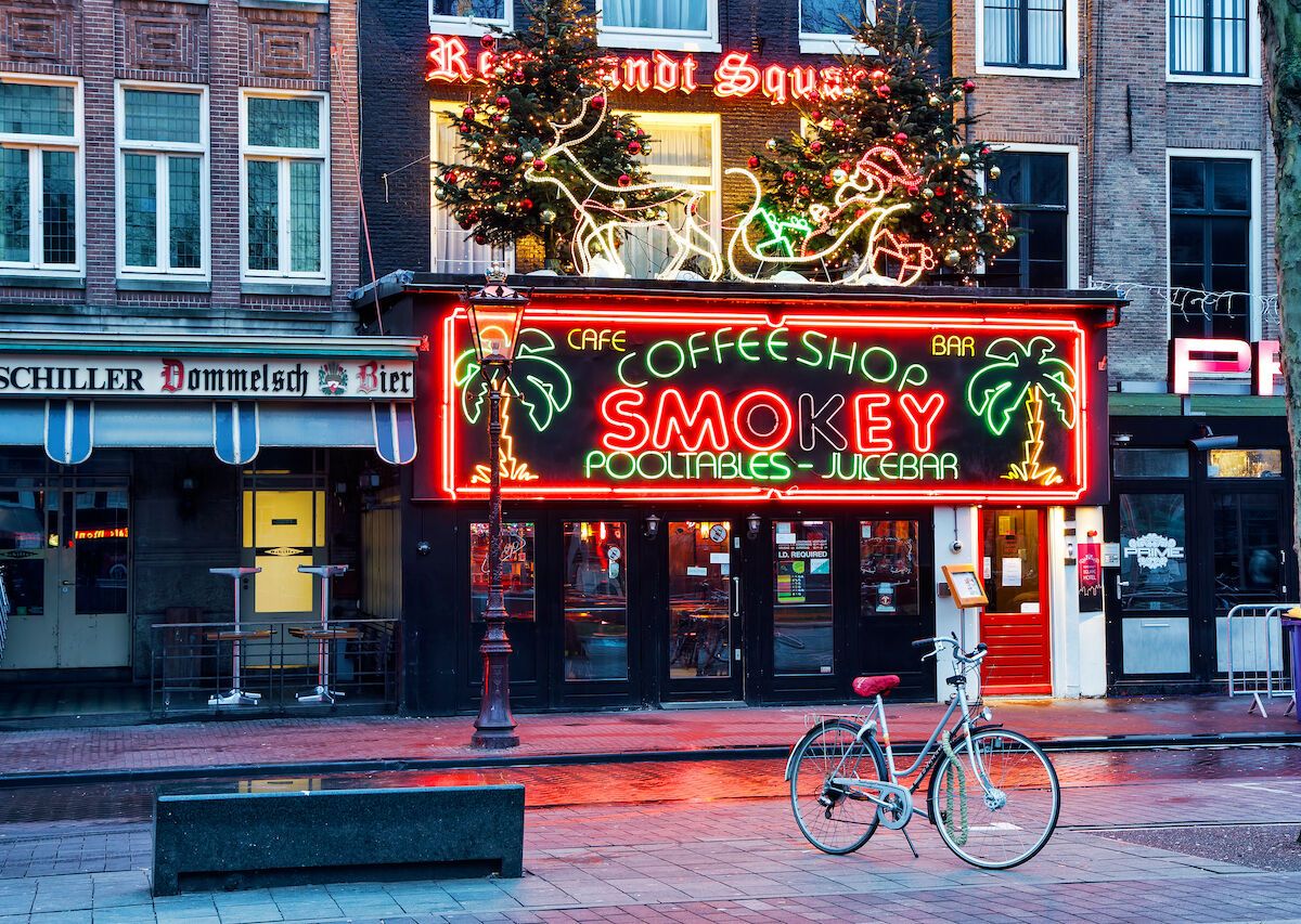 can tourists visit coffee shops in amsterdam