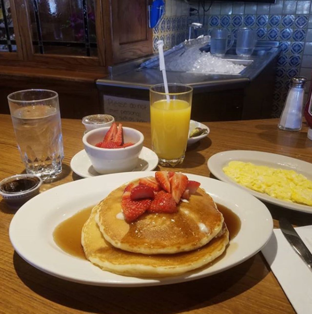 pancakes with strawberrys,diners in New Jersey