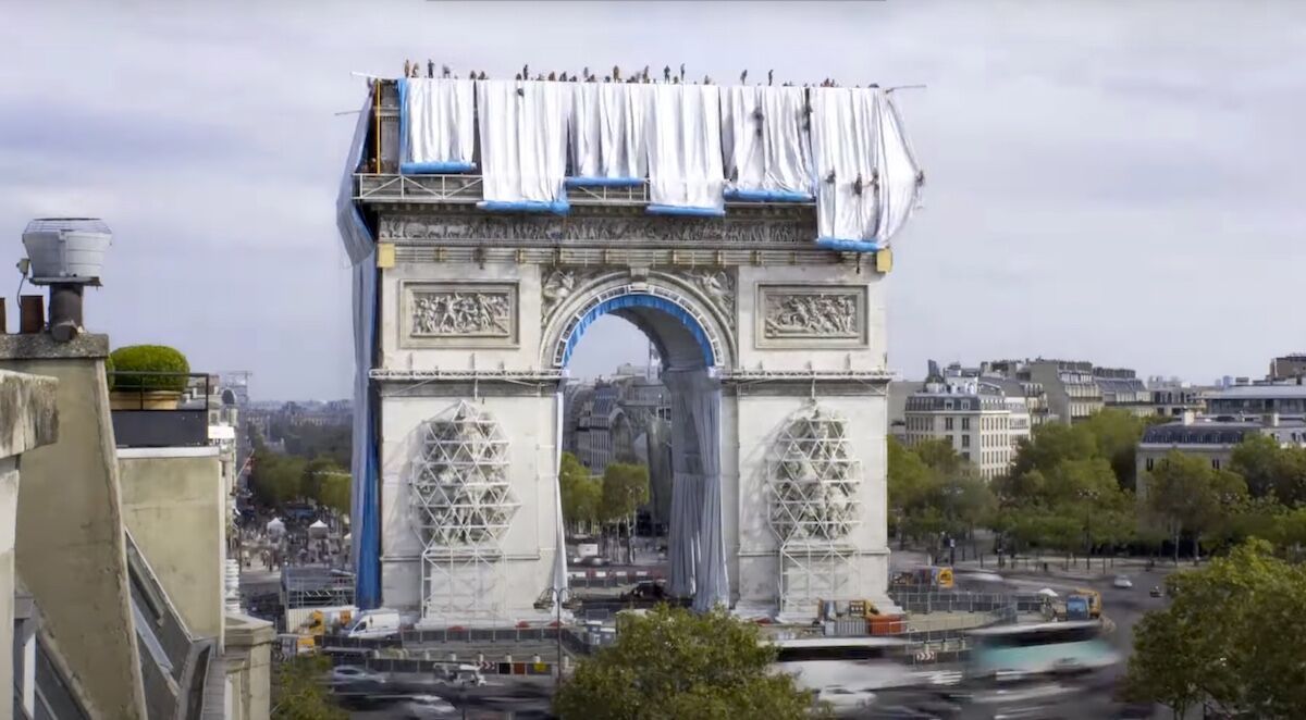 Voorkeur vaak bevestigen The Arc de Triomphe Wrapped in Silver Fabric Until October
