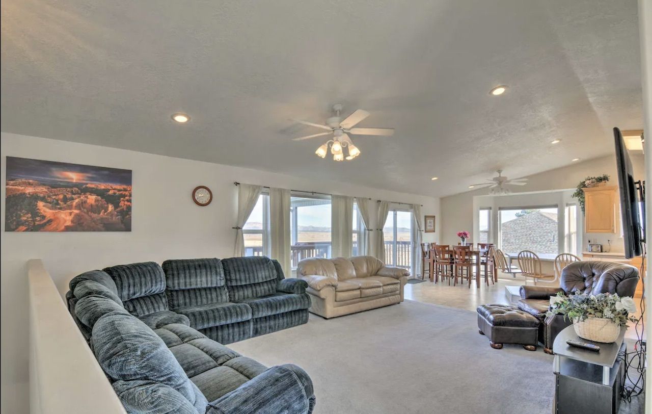 A large home for groups and families one mile from Bryce Canyon