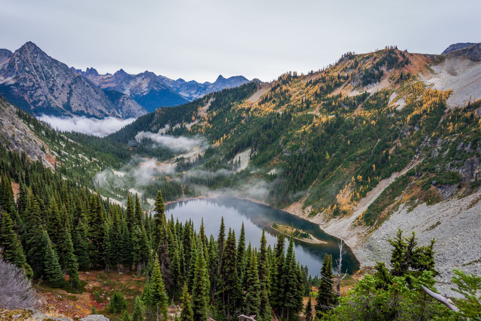 A fall scene at Maple Pass at north Cascades National Park