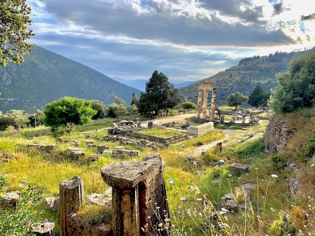 hiking-in-delphi-ruins