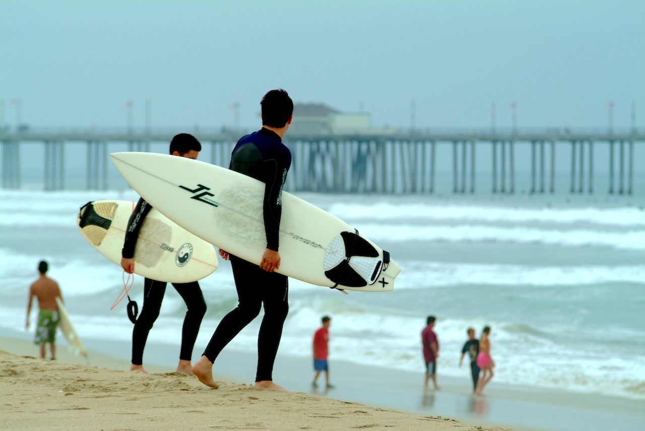 2 surfers on Huntington Beach in California
