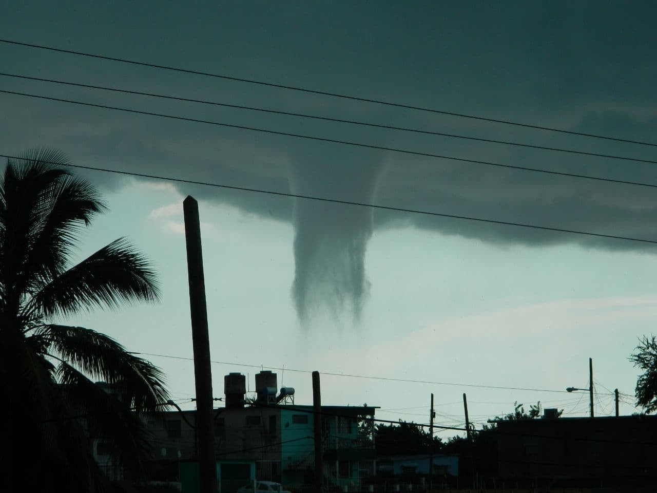 Cuba Water Tornado Waterspout Hits the Southern Coast(02)