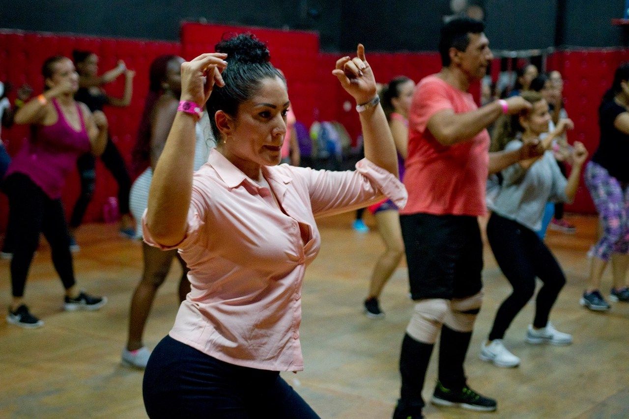 People in a salsa dancing class in Cali