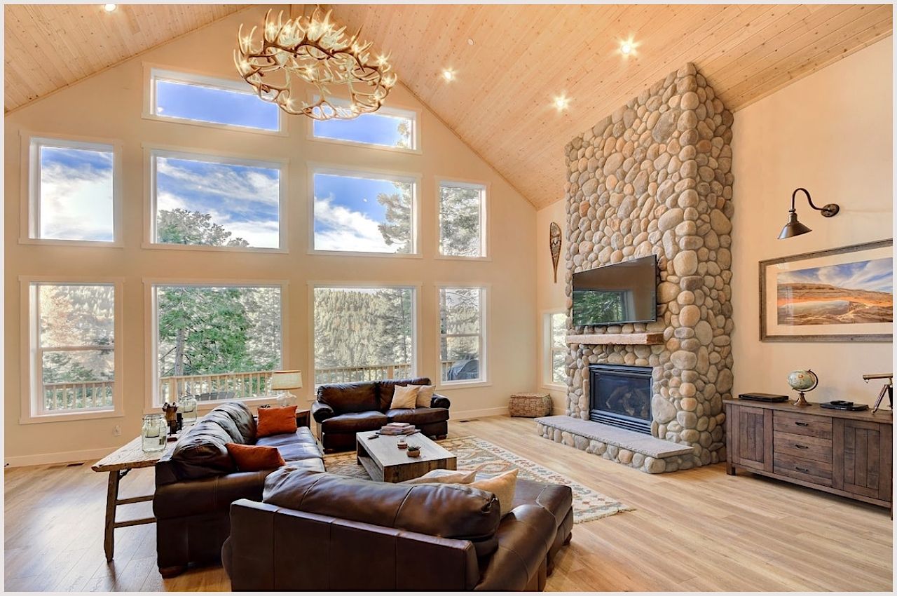 A spacious living room with vaulted ceilings at a rental cabin near Yosemite