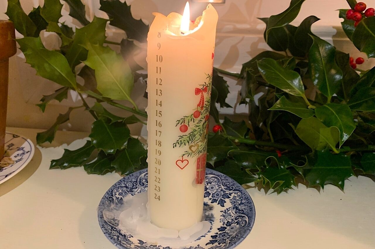 kalenderlys is an advent candle that is stamped at intervals with numbers from one to 24.