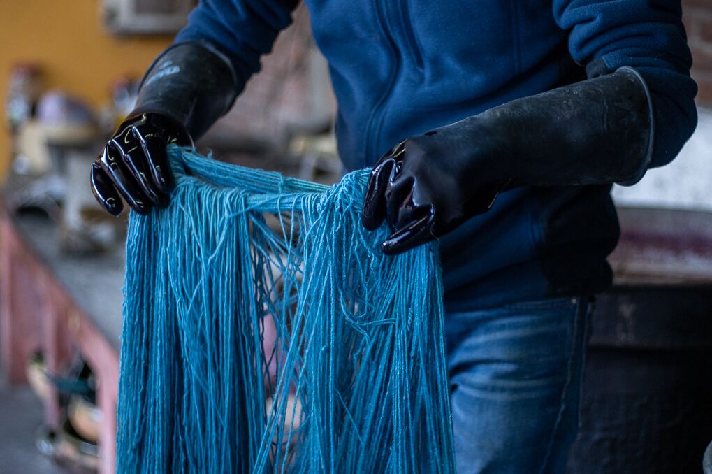 Process of dyeing fibers blue using Indigo
