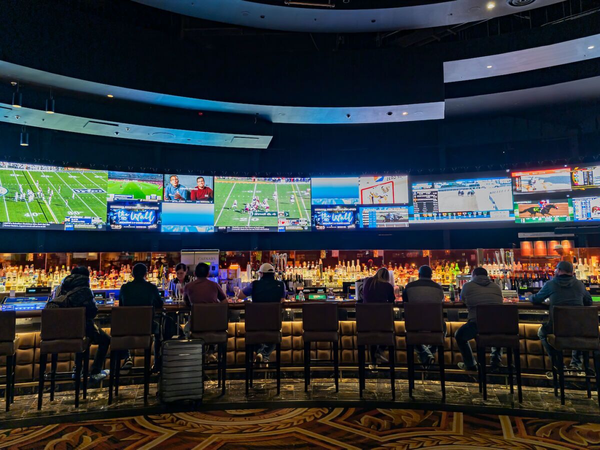 Best Sports Bars in Las Vegas: Where to Watch & Drink on Game Day -  Thrillist