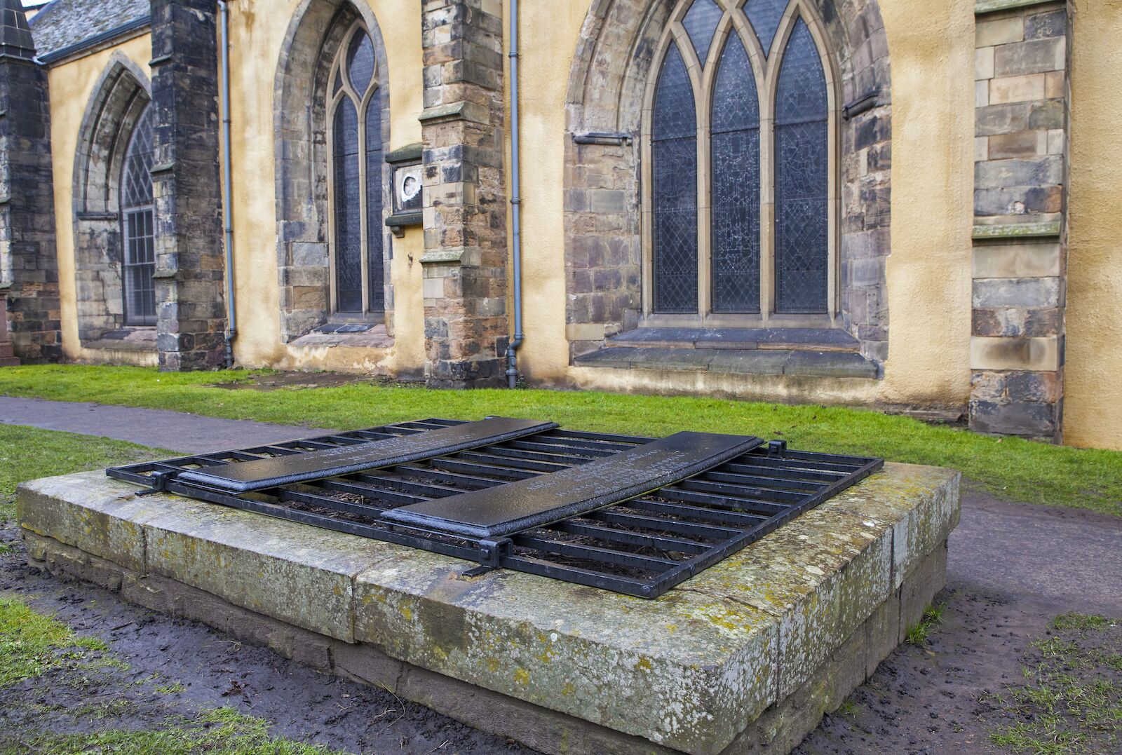 scariest places in Edinburgh: iron cage around a fresh grave at Greyfriars Kirkyard.