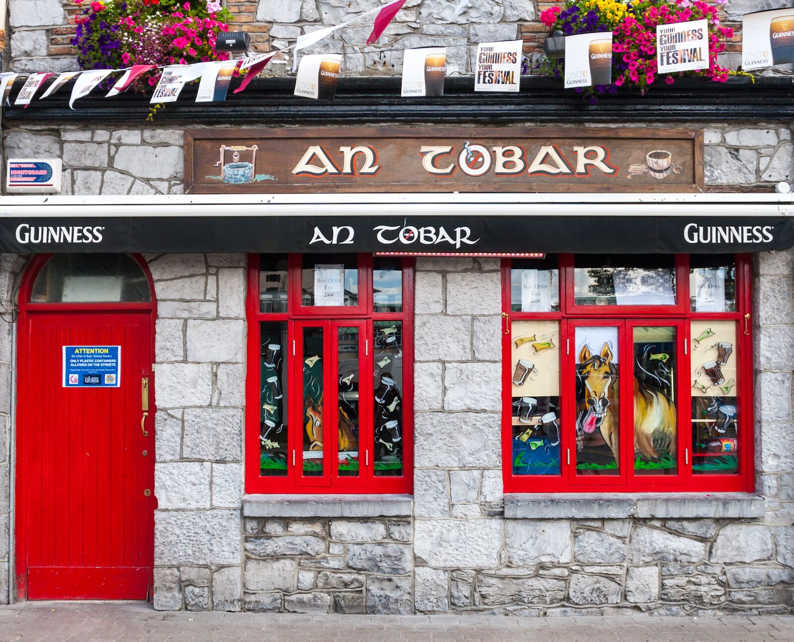 Pub in Ireland whose name is written in the Irish language
