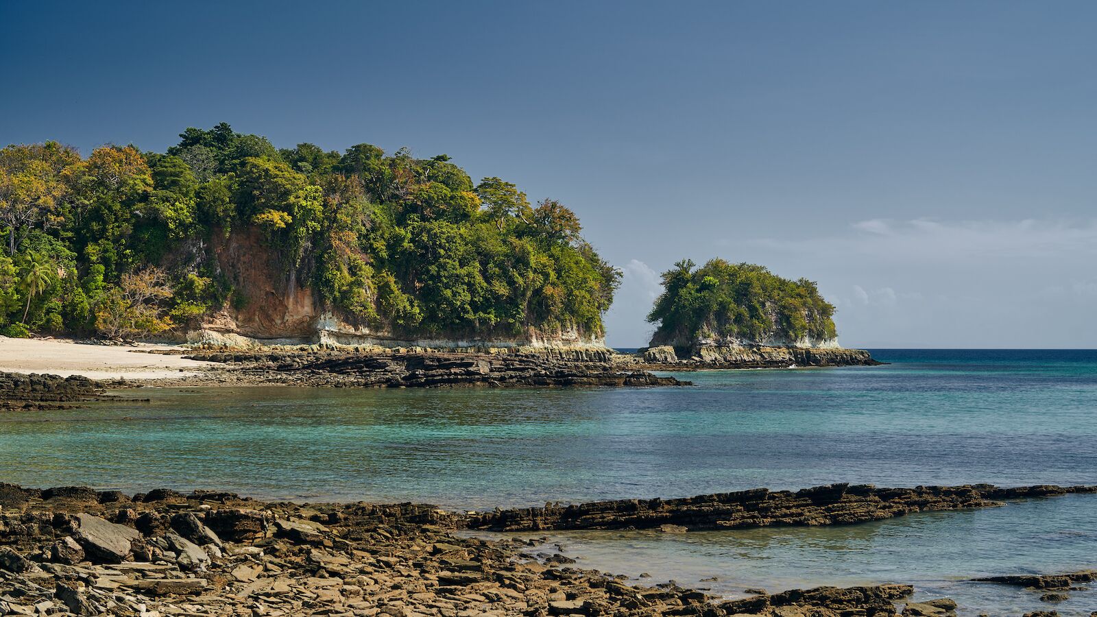 Oriental cape of Contadora island (playa Suecas), archipelago Las Perlas, Panama